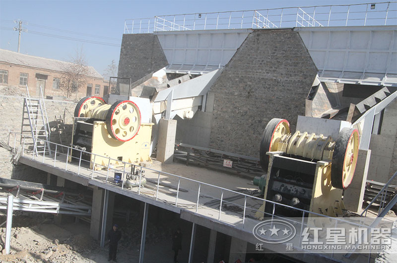 時(shí)產(chǎn)200噸顎式破碎機(jī)作業(yè)現(xiàn)場(chǎng) 時(shí)產(chǎn)200噸顎式破碎機(jī)作業(yè)現(xiàn)場(chǎng)