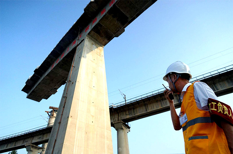 時(shí)產(chǎn)200噸石子顎式破碎機(jī)為我國(guó)鐵路建設(shè)提供精品砂石骨料