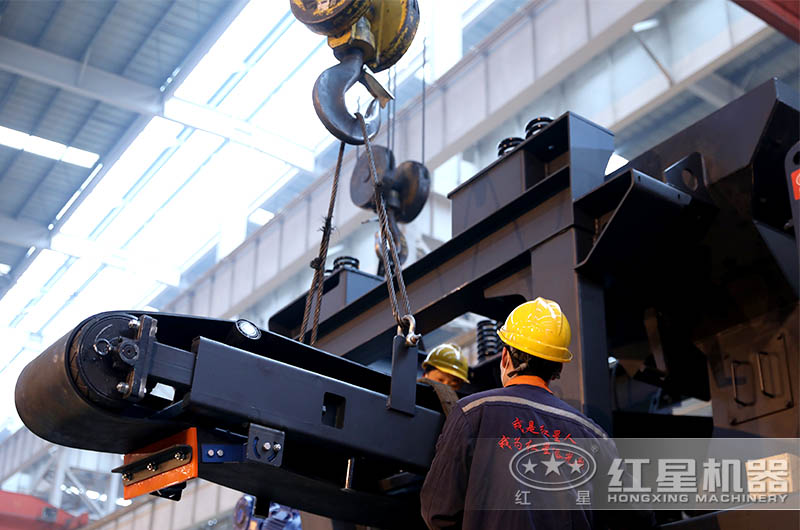 工人裝配中 工人裝配中