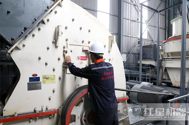 紅星錘式破碎機(jī)作業(yè)中 紅星錘式破碎機(jī)作業(yè)中