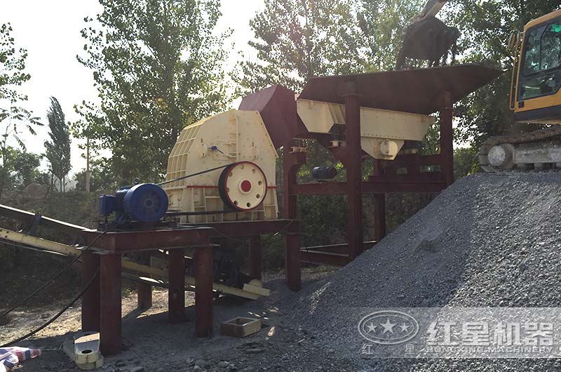 [ 新型可逆式制砂機作業(yè)現(xiàn)場 ]