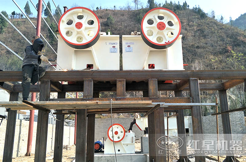 顎式碎石機(jī)客戶現(xiàn)場