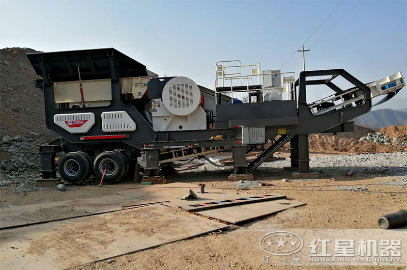 顎式移動破碎機作業(yè)現(xiàn)場