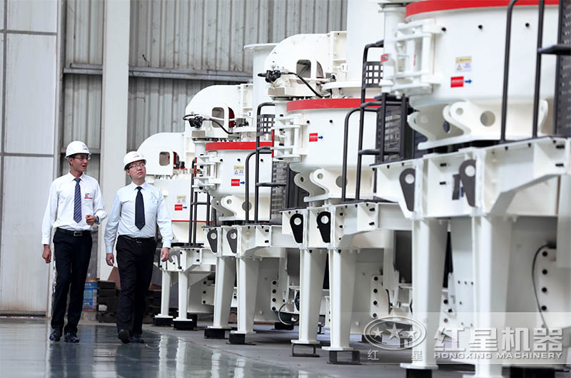 客戶參觀新型環(huán)保制砂機